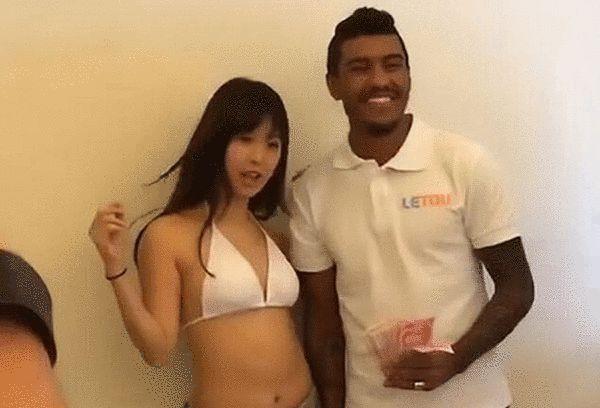 在这款定档海报中，画着精致妆容、身着露肩紧身裙的闫妮轻松背起女儿，脸上写满幸福的笑容